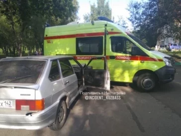 Фото: В Новокузнецке столкнулись ВАЗ и автомобиль скорой помощи 2