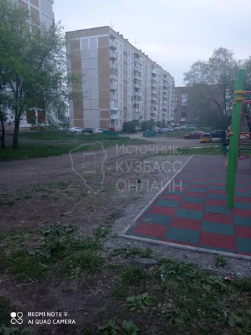 Фото: Кемеровчанка пожаловалась на опасную детскую площадку 1