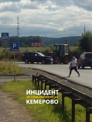 Фото: На кемеровском перекрёстке столкнулись трактор и автомобиль Nissan 2