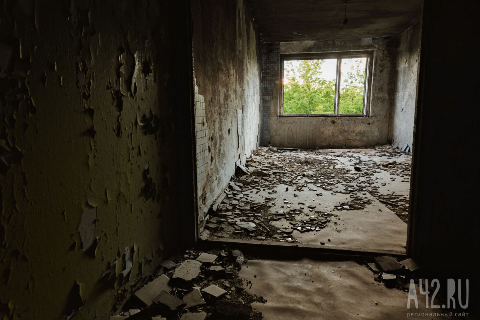 Кадры обрушения потолка в аварийной многоэтажке в Новокузнецке опубликовали в соцсетях