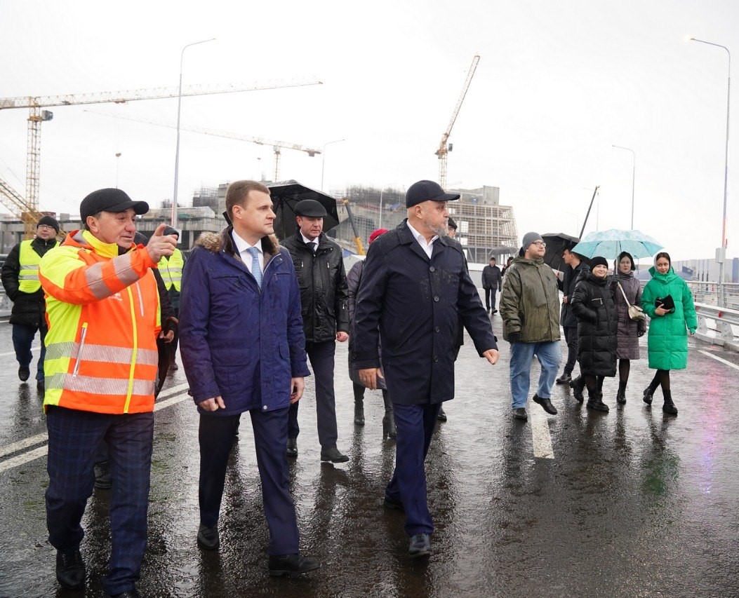 Сергей Цивилёв и министр Алексей Чекунков поздравили кемеровчан с запуском движения по Театральному мосту