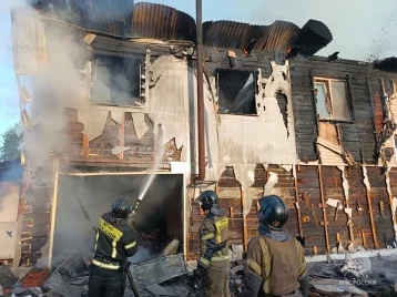 Фото: МЧС: трое детей и взрослый были спасены во время пожара в Кемерове 1