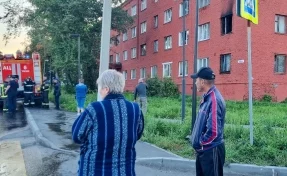 В Кузбассе рано утром загорелся многоквартирный дом: спасены 15 человек