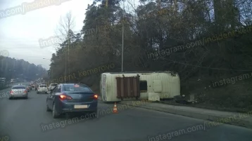 Фото: На Логовом шоссе в Кемерове опрокинулась маршрутка 1