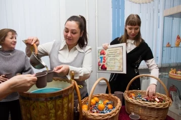 Фото: Кузбасских студентов угостили мандаринами, сбитнем и конфетами 1