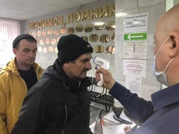 Фото: В кемеровской больнице всем посетителям на входе начали измерять температуру  1
