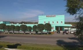 В Киселёвске начали ремонтировать протекающую кровлю железнодорожного вокзала