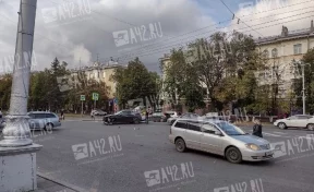 Два автомобиля столкнулись на улице Весенней в Кемерове: ДТП попало на видео