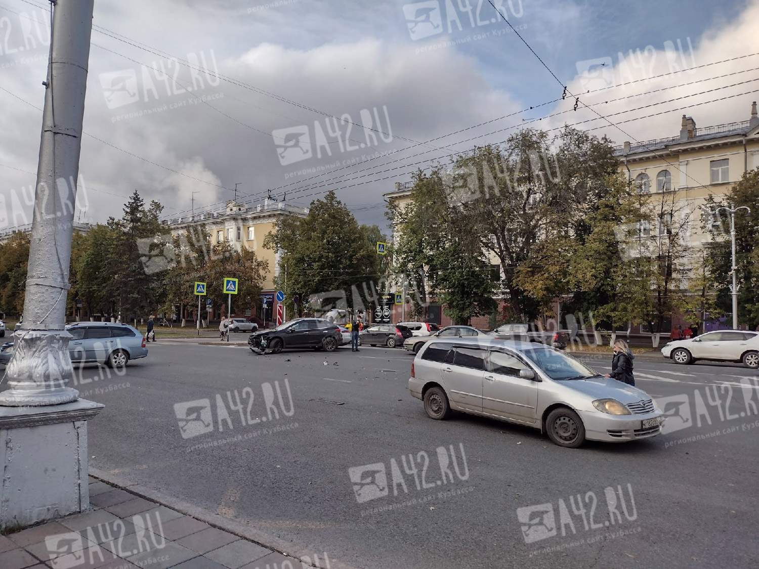 Два автомобиля столкнулись на улице Весенней в Кемерове: ДТП попало на видео