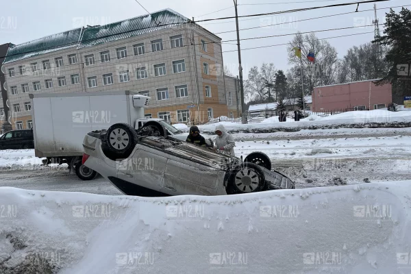 В Кемерове на проспекте Шахтёров перевернулся автомобиль