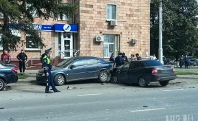 В Кемерове на перекрёстке Красноармейская — 50 лет Октября столкнулись три автомобиля