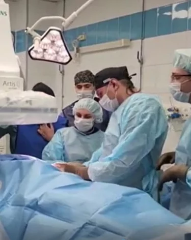 На юге Кузбасса пациенту с высоким риском остановки сердца впервые вживили подкожный дефибриллятор