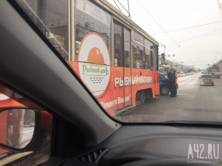 Фото: На кемеровском перекрёстке столкнулись трамвай и такси 2