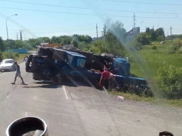 Фото: В Кемерове автокран слетел с дороги и перевернулся  1