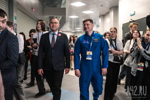 Глава Мысков поздравил космонавта Александра Гребёнкина с днём рождения