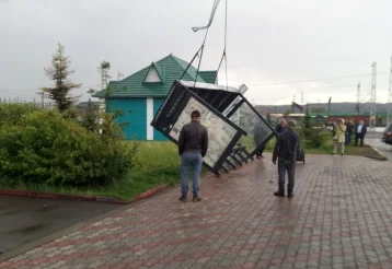 Фото: В Кузбассе сильный ветер опрокинул остановку 1