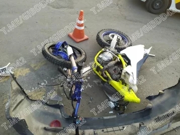 Фото: В Кузбассе пассажирке мотоцикла понадобилась медпомощь после ДТП 1