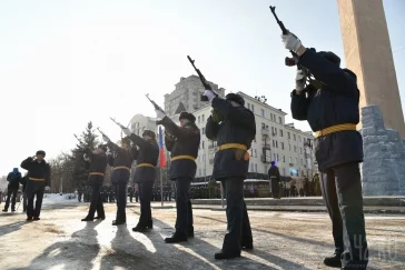 Фото: В Кемерове прошла церемония возложения цветов к Мемориалу Славы воинов-кузбассовцев 5