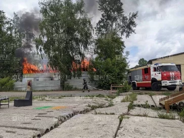 Фото: В Кемерове полыхает дом в Рудничном районе: на место приехали пожарные 3