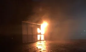 В Кузбассе росгвардейцы помогли остановить пожар в магазине запчастей