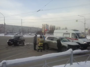 Фото: На бульваре Строителей в Кемерове столкнулись две легковушки, собирается пробка 3