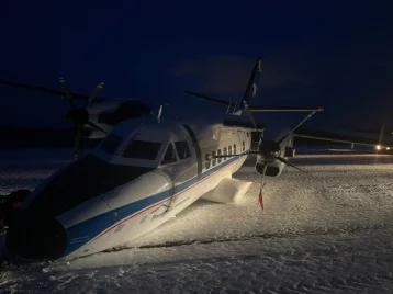 Фото: В Якутии у взлетающего самолёта сломалась стойка шасси  1