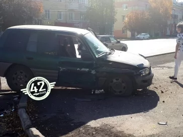 Фото: В Кузбассе иномарка вылетела на тротуар с пешеходами 3