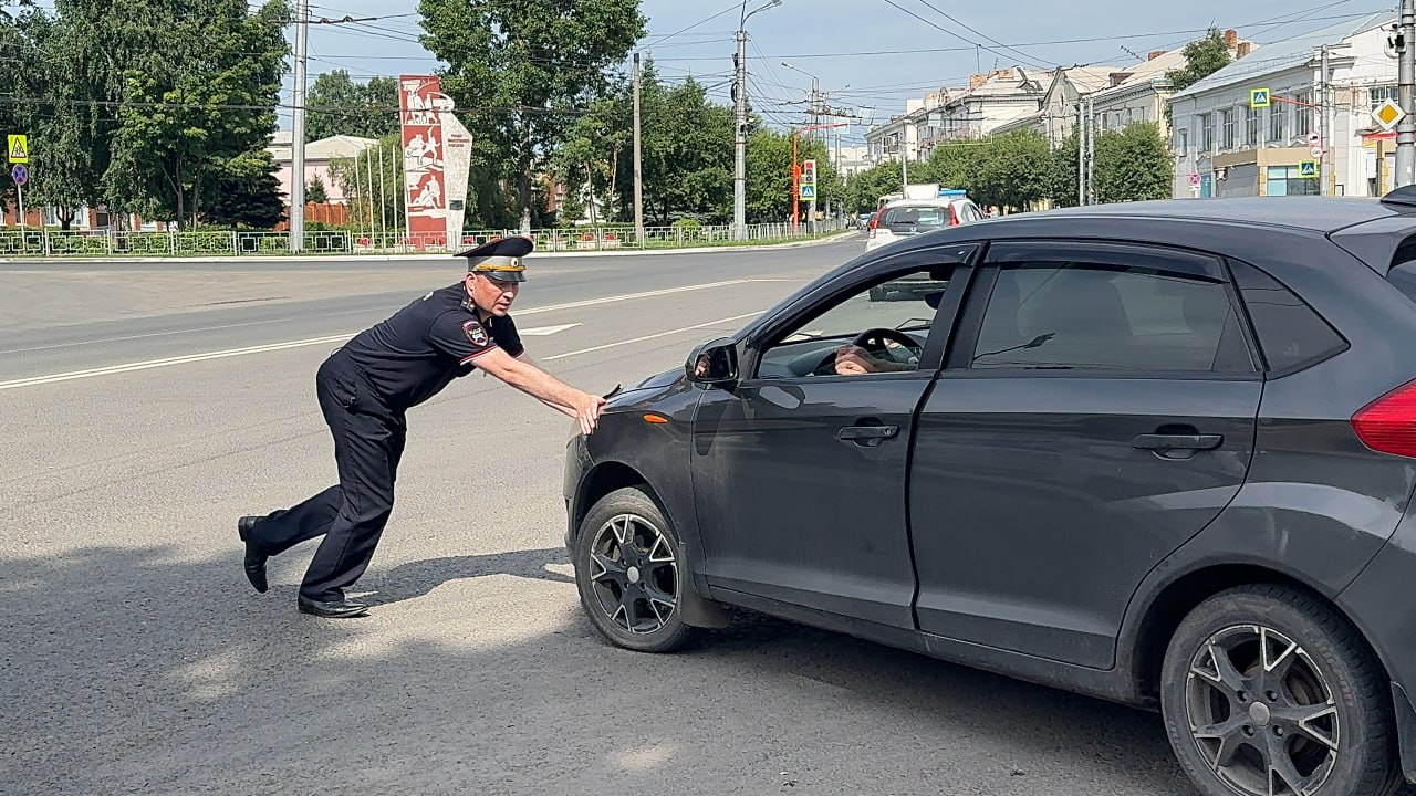 В Кузбассе полицейский помог водителю толкать заглохший на оживлённом перекрёстке автомобиль
