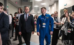 Глава Мысков поздравил космонавта Александра Гребёнкина с днём рождения