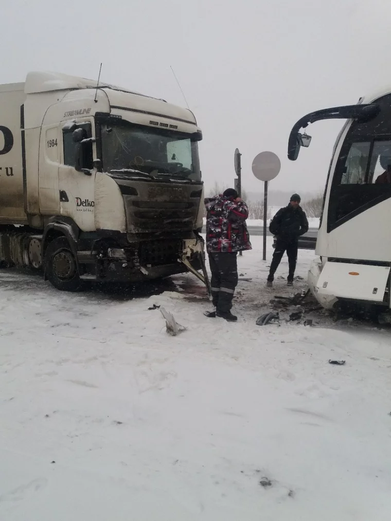 Фото: В ДТП с рейсовым автобусом на трассе Кемерово — Новосибирск пострадали три человека 2