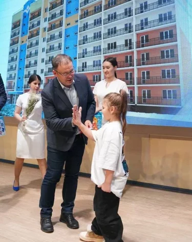 Илья Середюк поздравил с новосельем 92 кузбасские семьи 