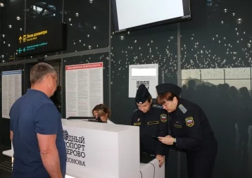 Фото: Судебные приставы массово проверяли пассажиров в аэропорту Кемерова на предмет долгов 1