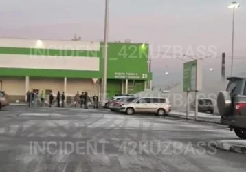Фото: Возле крупного гипермаркета в Кузбассе загорелся автомобиль 1