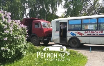 Фото: В Кемерове КамАЗ врезался в маршрутку 1