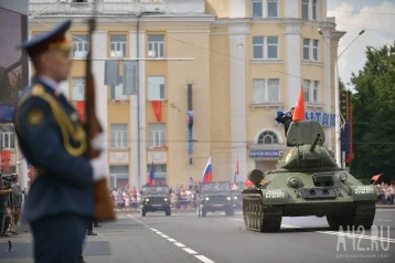 Фото: В мэрии прокомментировали повреждение асфальта танком Т-34 в центре Кемерова 1