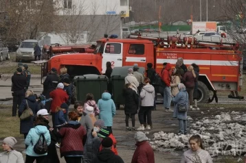 Фото: Соцсети: в Кемерове студентов колледжа эвакуировали из-за сигнала о пожаре 1