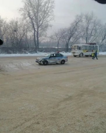 Фото: В Кемерове автобус врезался в патрульный автомобиль и снёс опору освещения 3
