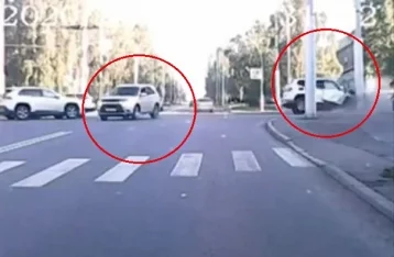 Фото: Столкновение BMW с опорой освещения в Кемерове сняли на видео 1