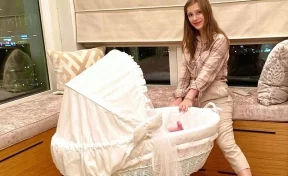 «Ночи пока бойкие»: актриса Лиза Арзамасова рассказала о первых трудностях материнства