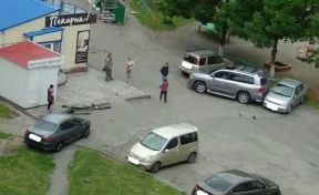 В Кемерове во дворе многоэтажки женщина за рулём Lexus протаранила четыре машины