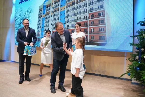 Илья Середюк поздравил с новосельем 92 кузбасские семьи 