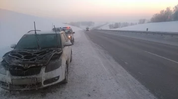 Фото: На кузбасской трассе загорелась Skoda: на помощь пришли сотрудники ГИБДД 1
