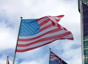 Фото: Посольство США в Москве вывесило флаг ЛГБТ 1