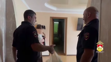 Фото: Во Владикавказе полицейские доставили в больницу выпавшего из окна ребёнка 1