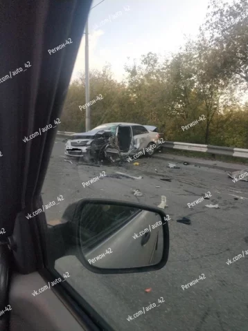 Фото: Жёсткая авария произошла на Кузбасском мосту в Кемерове  4