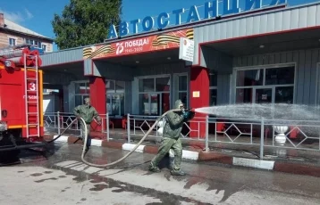 Фото: В Кузбассе сотрудников МЧС привлекают к дезинфекции транспорта и городских объектов 2