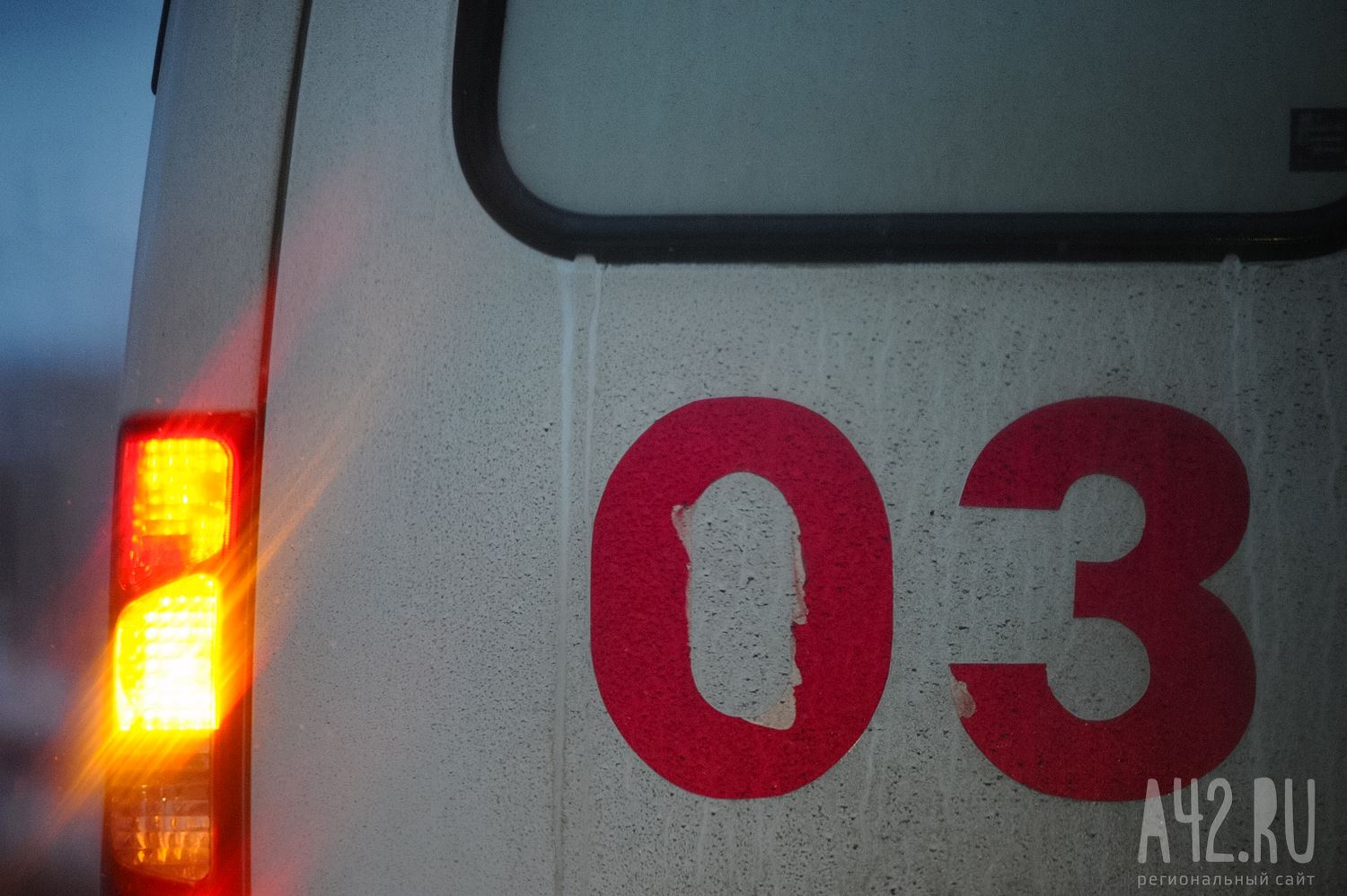Присел отдохнуть: очевидцы сообщили, что такси раздавило пешехода в Кемерове