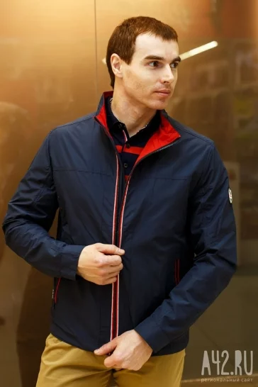 Тёмно-синяя куртка для сезонов весна и осень