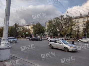 Фото: Два автомобиля столкнулись на улице Весенней в Кемерове: ДТП попало на видео 1