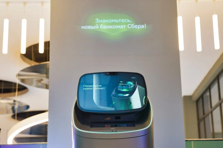 Фото: Сбер переизобрёл банкомат: два экрана, ИИ-помощник ГигаЧат и здоровье  1